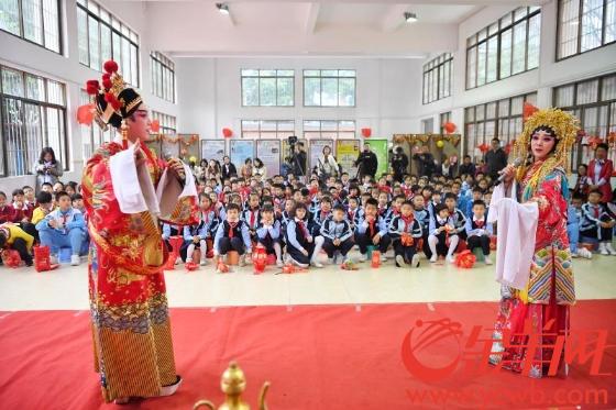 央视春晚粤剧大咖到广州东沙小学传播粤剧文化