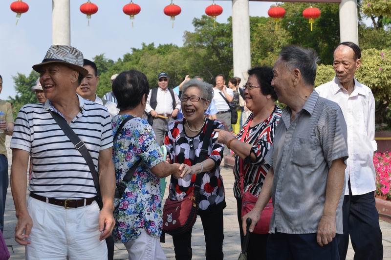 重阳敬老，登高番禺莲花山