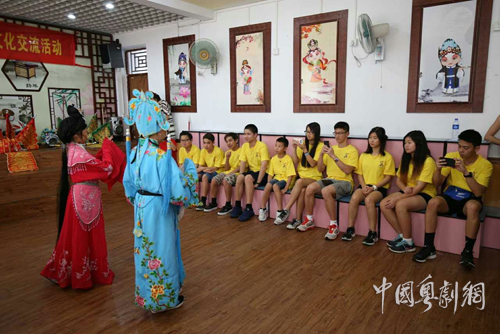 【粤剧进校园】海外华裔青少年到大南路小学交流 让海外孩子感受粤剧魅力